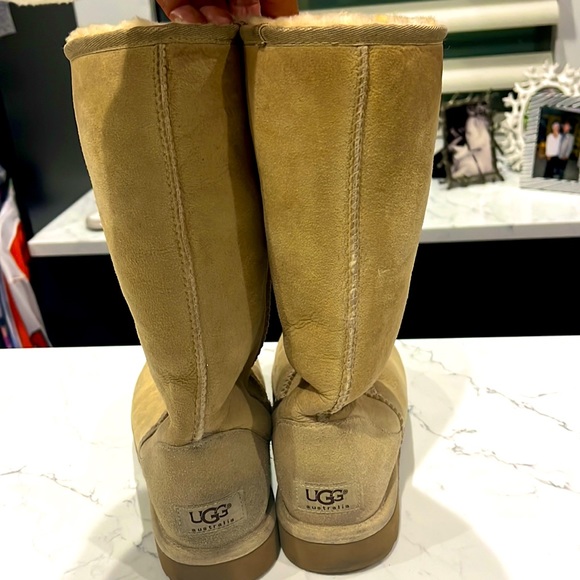 Womens UGG Boots - Picture 3 of 5